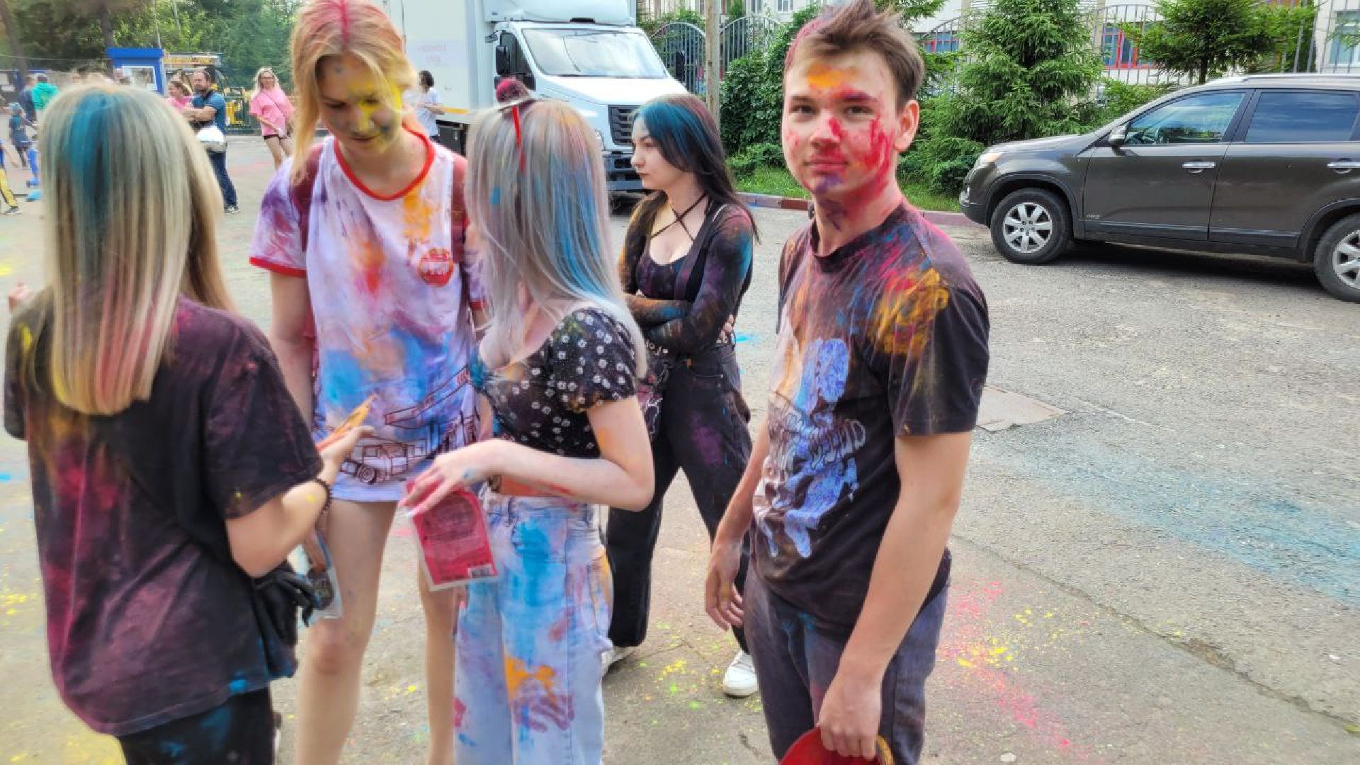 фестиваль красок; парк; яркое лето