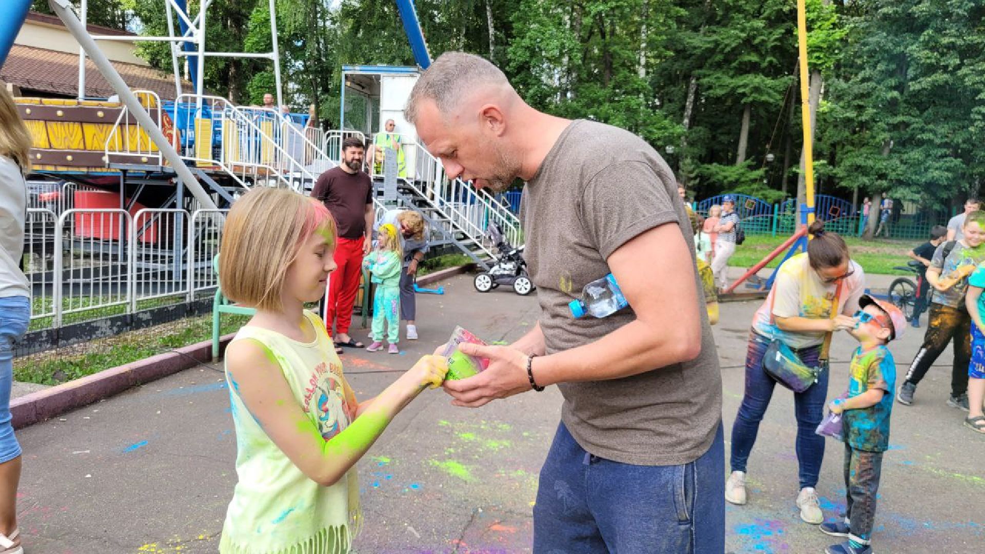 фестиваль красок; парк; яркое лето