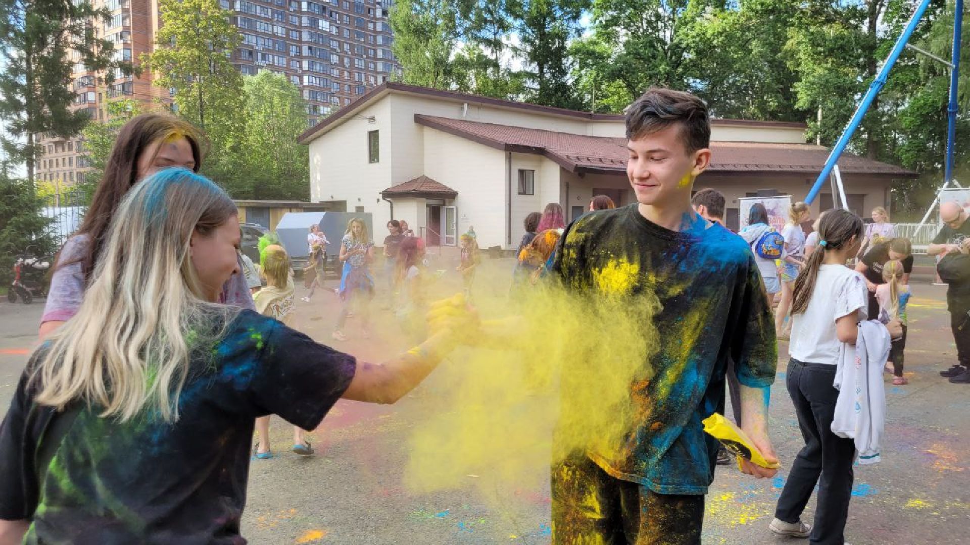 фестиваль красок; парк; яркое лето