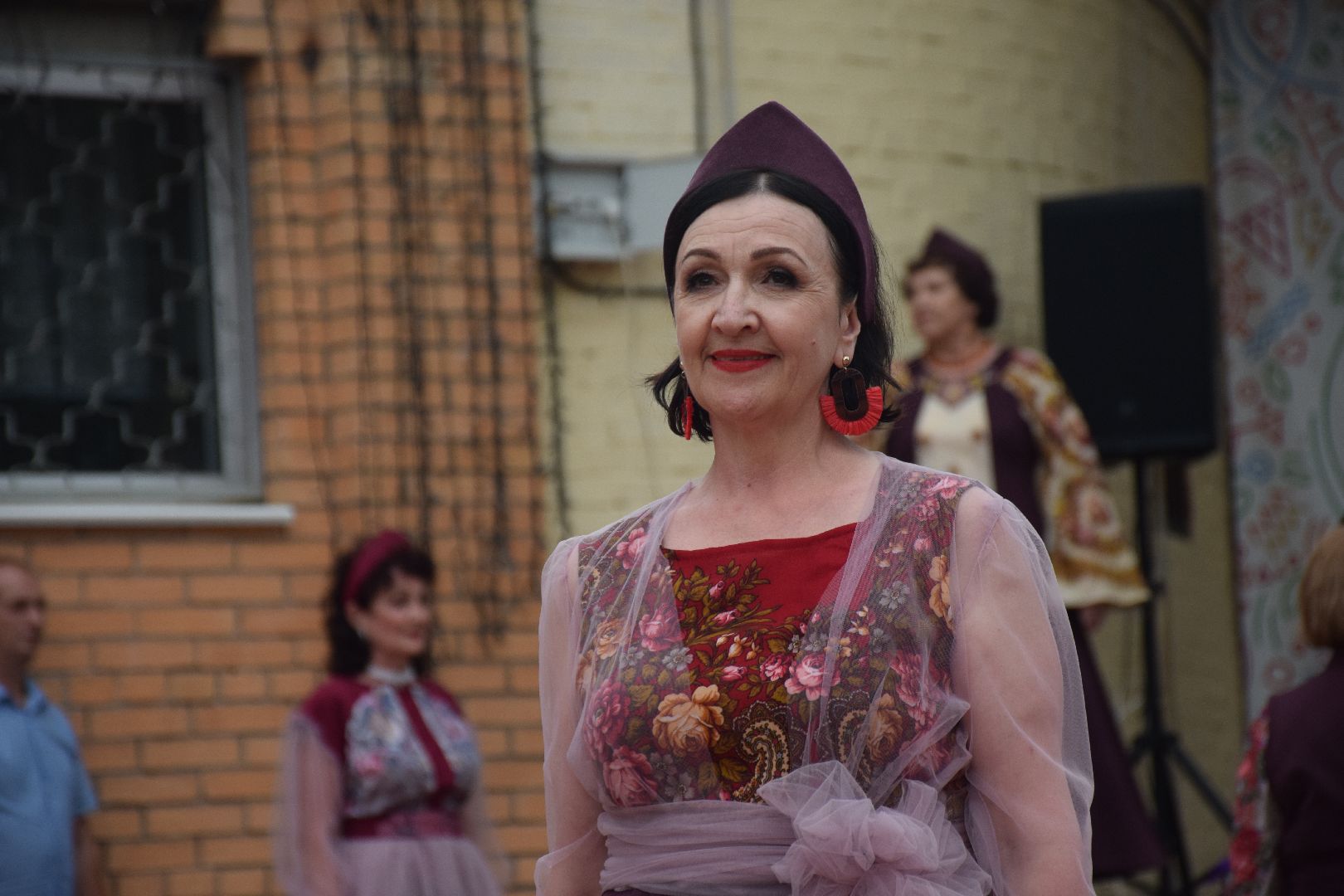 Возраст в моде, манекенщицы, активное долголетие, павлово- посадские платки, дефиле, мода, активное долголетие, Багрянец, Орехово- Зуево, Павловский Посад, платки,