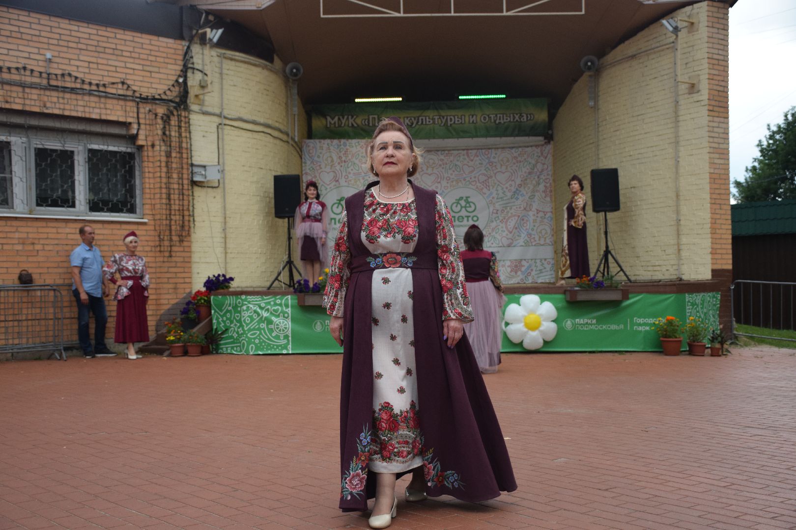 Возраст в моде, манекенщицы, активное долголетие, павлово- посадские платки, дефиле, мода, активное долголетие, Багрянец, Орехово- Зуево, Павловский Посад, платки,