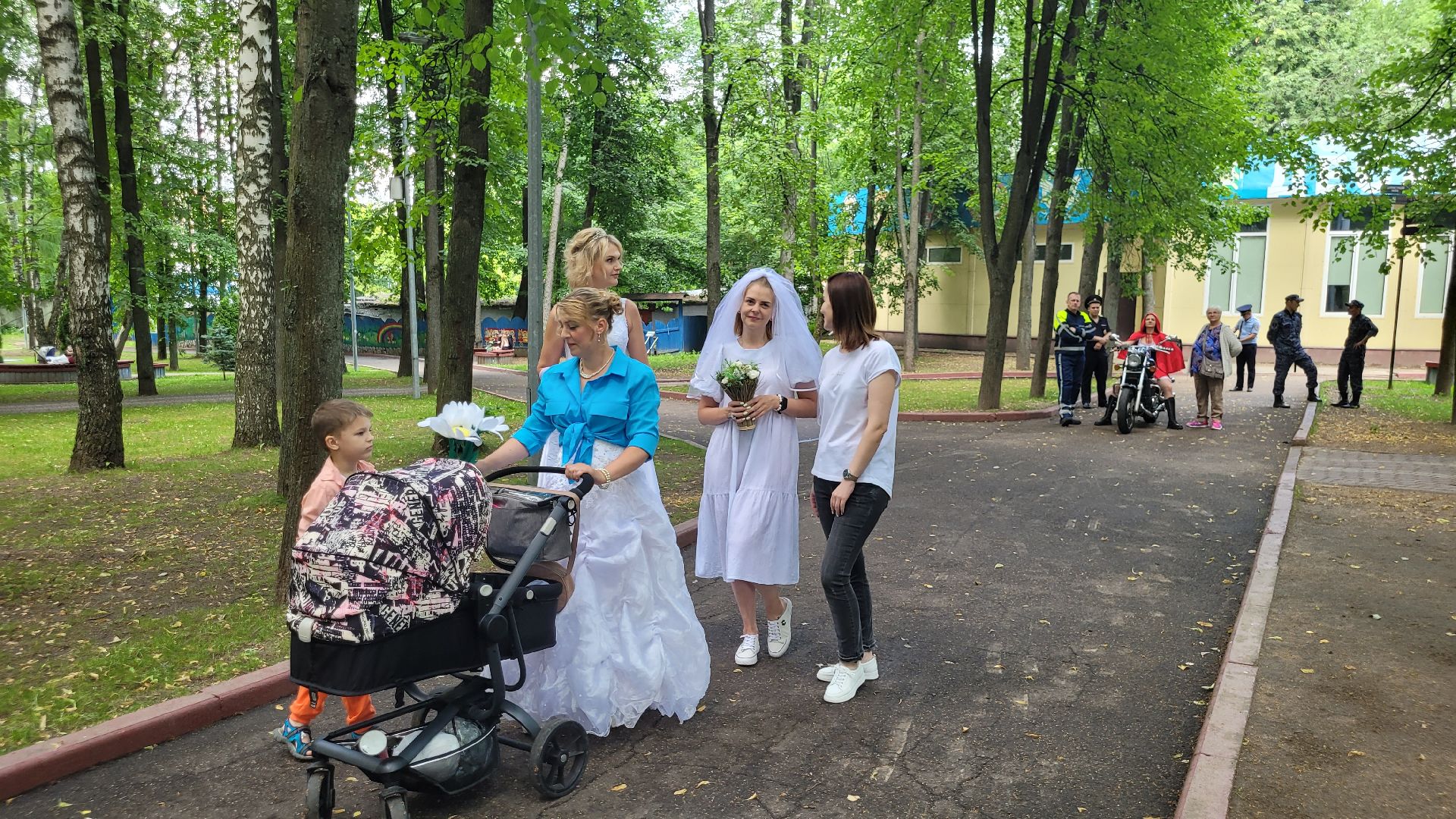 невесты; наряды; видное; парад