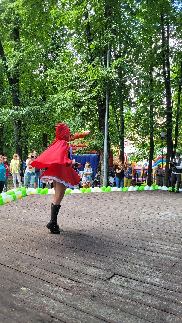 невесты; наряды; видное; парад