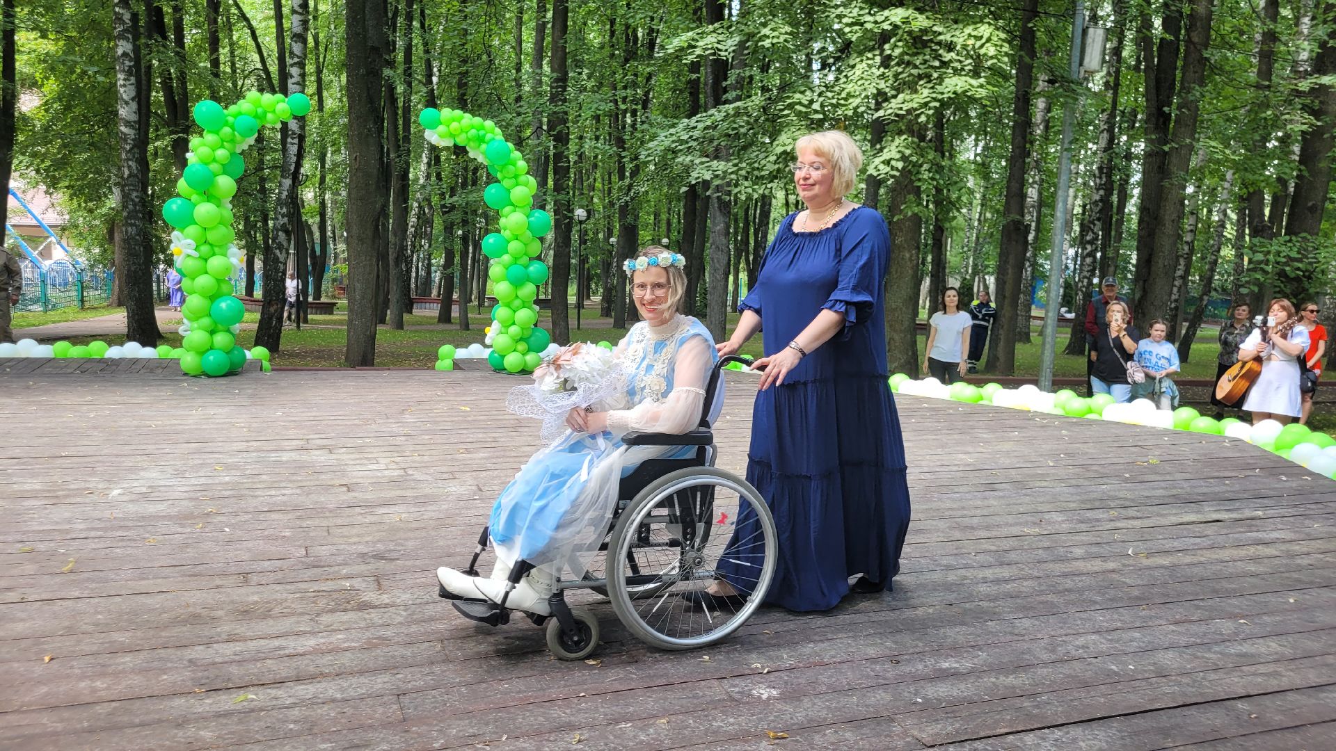 невесты; наряды; видное; парад