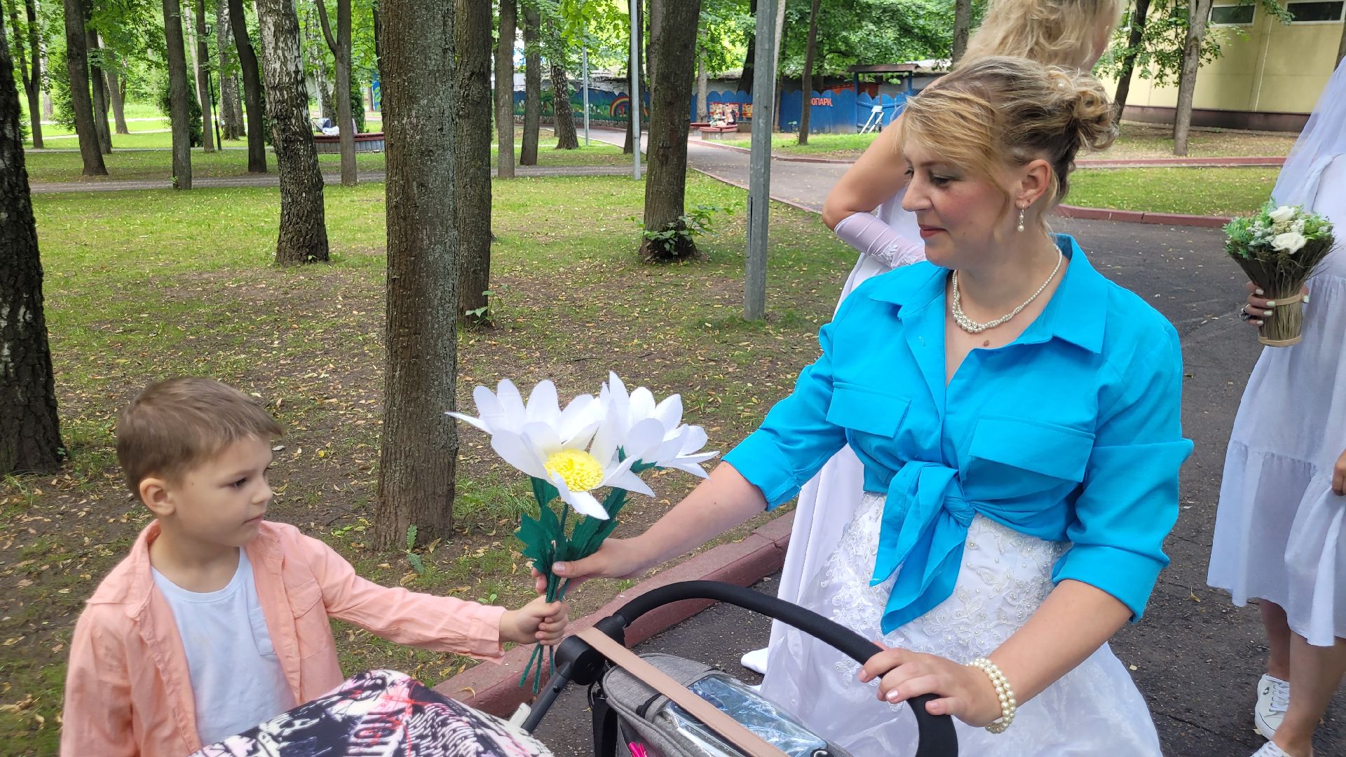 невесты; наряды; видное; парад