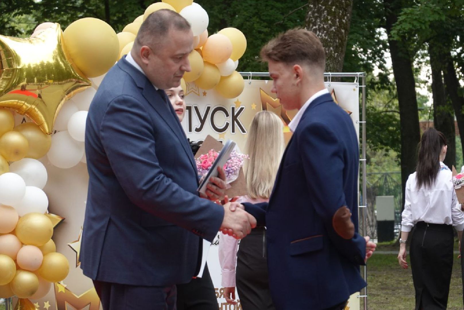 Серпухов, Подмосковье, парк имени Олега Степанова, выпускники, День семьи, любви и верности, медалисты