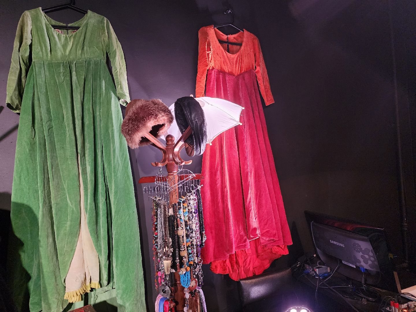 Долгопрудный, театр, перформанс, барахолка, распродажа, костюмы, реквизит