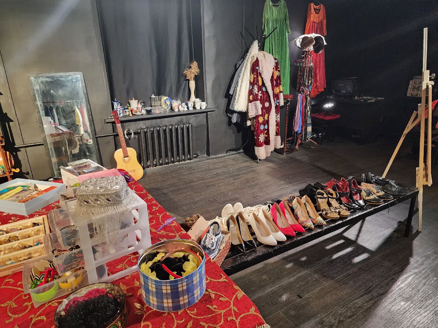 Долгопрудный, театр, перформанс, барахолка, распродажа, костюмы, реквизит