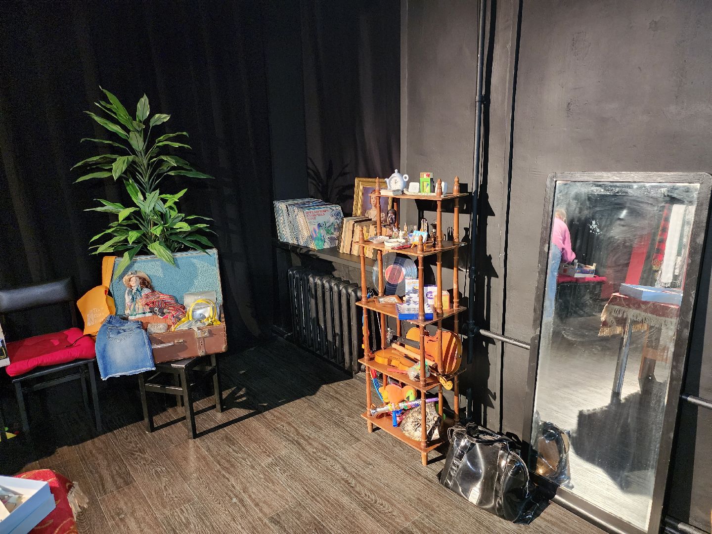 Долгопрудный, театр, перформанс, барахолка, распродажа, костюмы, реквизит