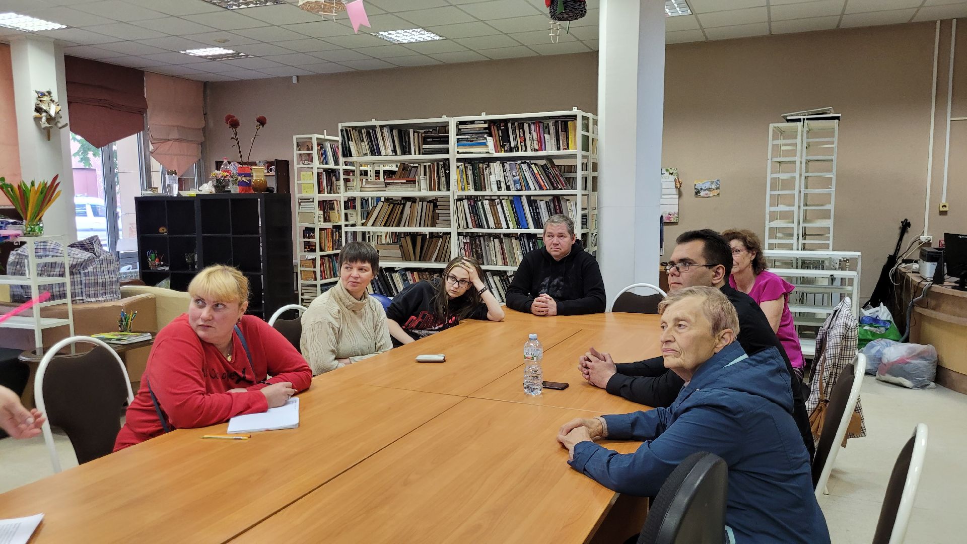 путешествие; прогулка; библиотека; видное