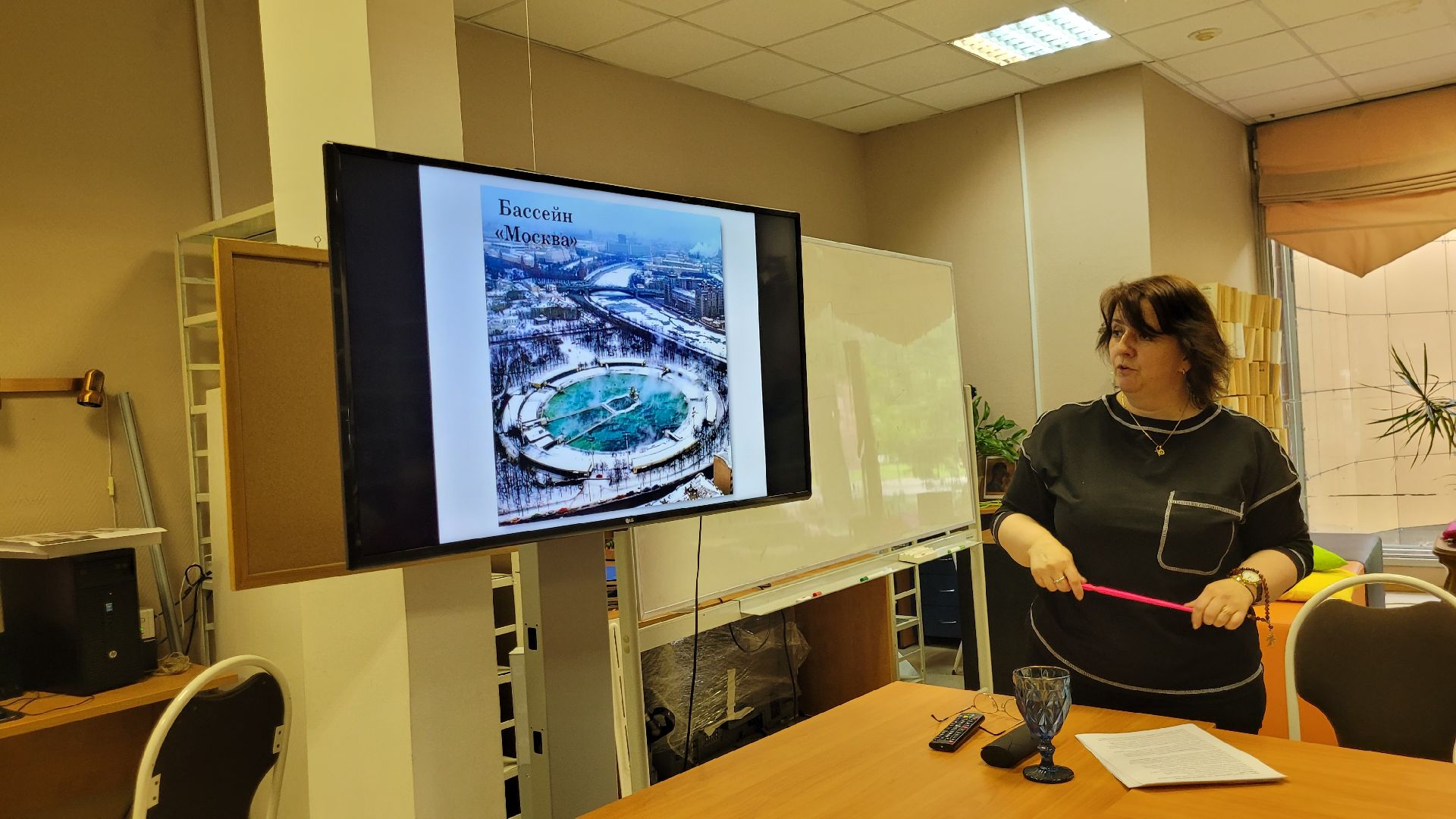 путешествие; прогулка; библиотека; видное