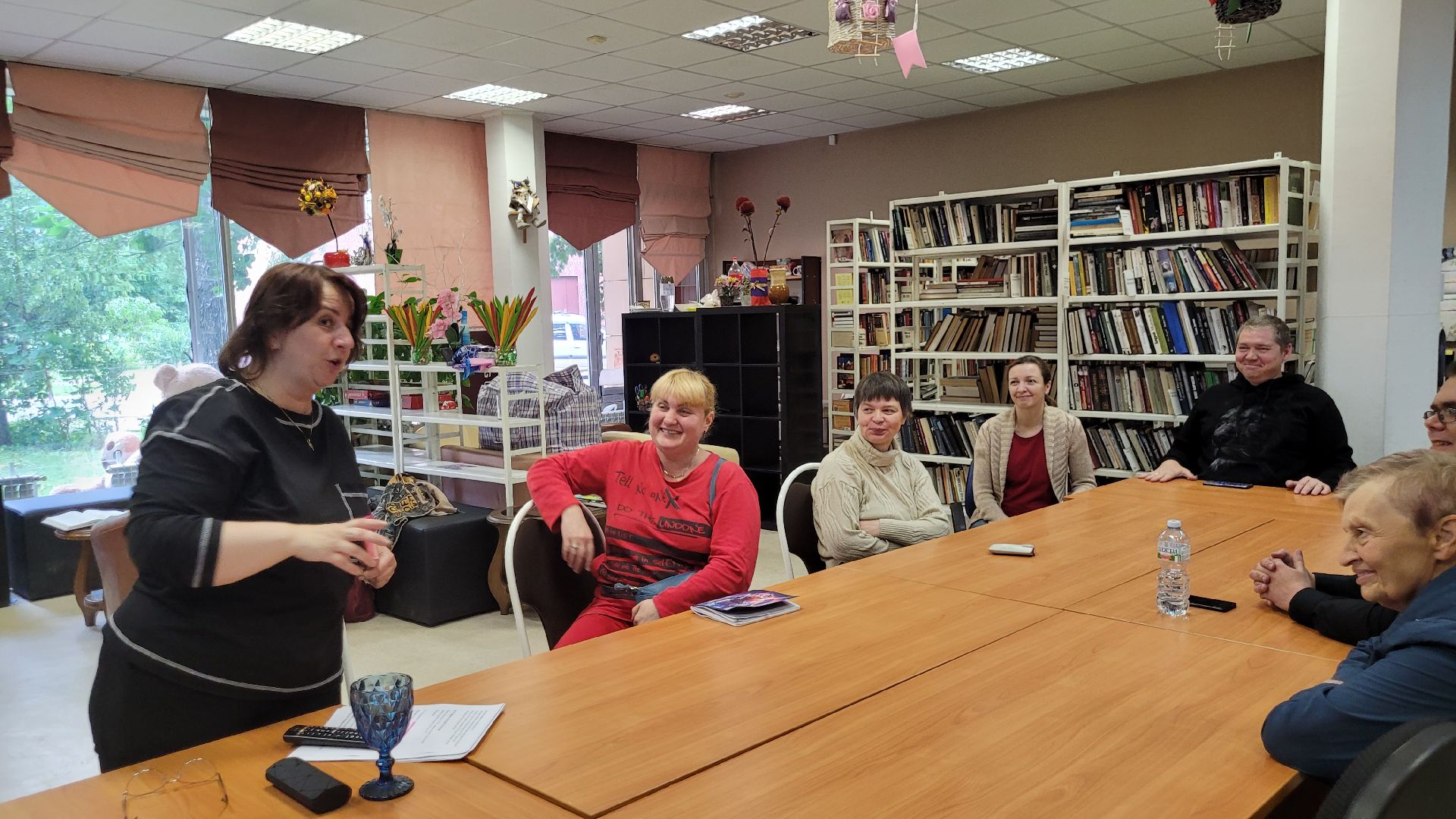 путешествие; прогулка; библиотека; видное