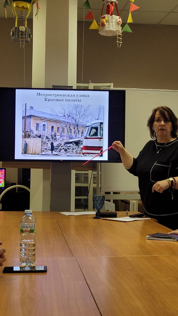 путешествие; прогулка; библиотека; видное