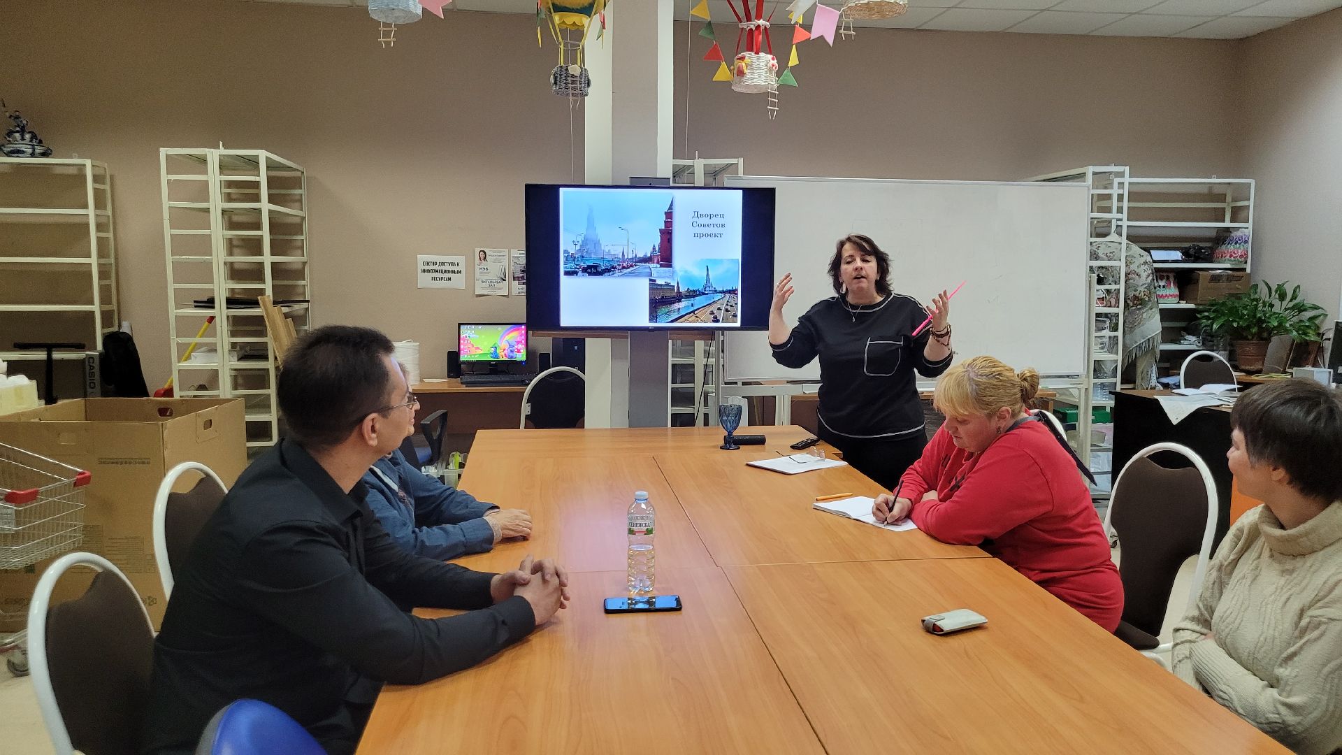 путешествие; прогулка; библиотека; видное