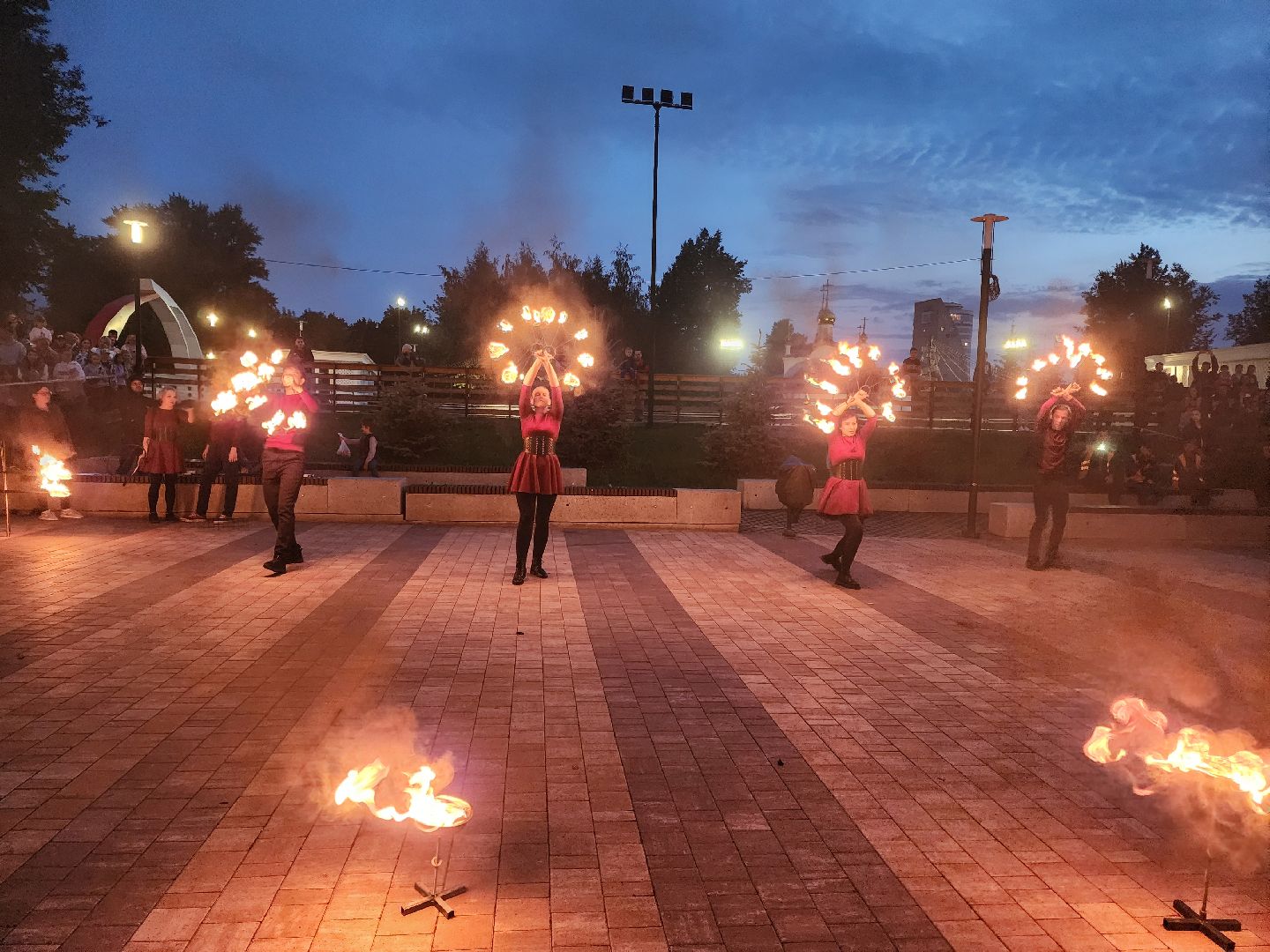 Ночь в парке, файер-шоу, огонь, праздник, Подольск, лето в Подмосковье