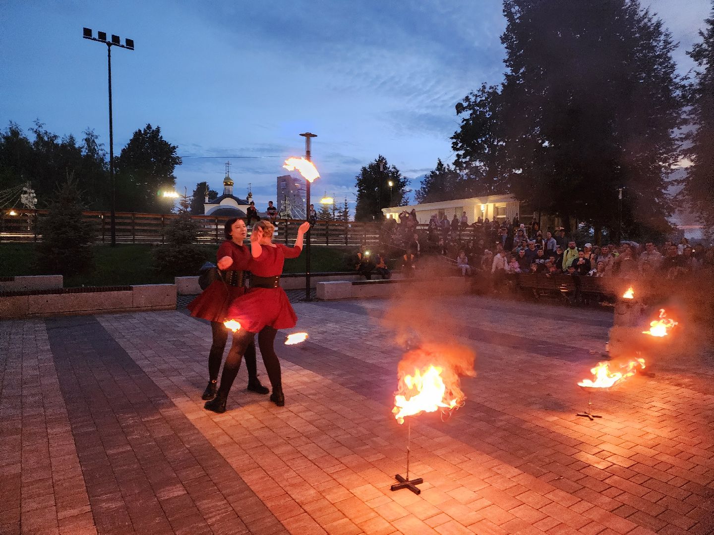 Ночь в парке, файер-шоу, огонь, праздник, Подольск, лето в Подмосковье