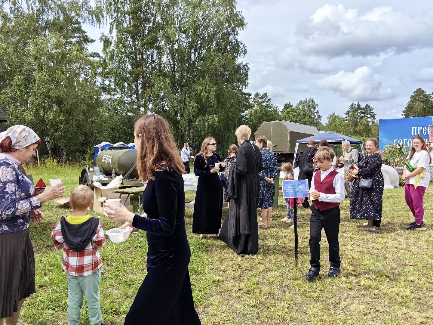 Фестиваль, полевая кухня, каша, чай, храм