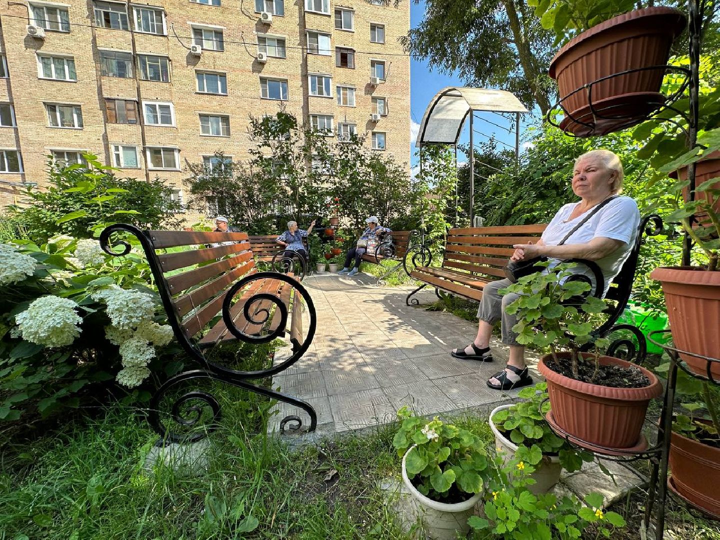 Реутов, благоустройство, сквер, цветы, лавочки, плитка