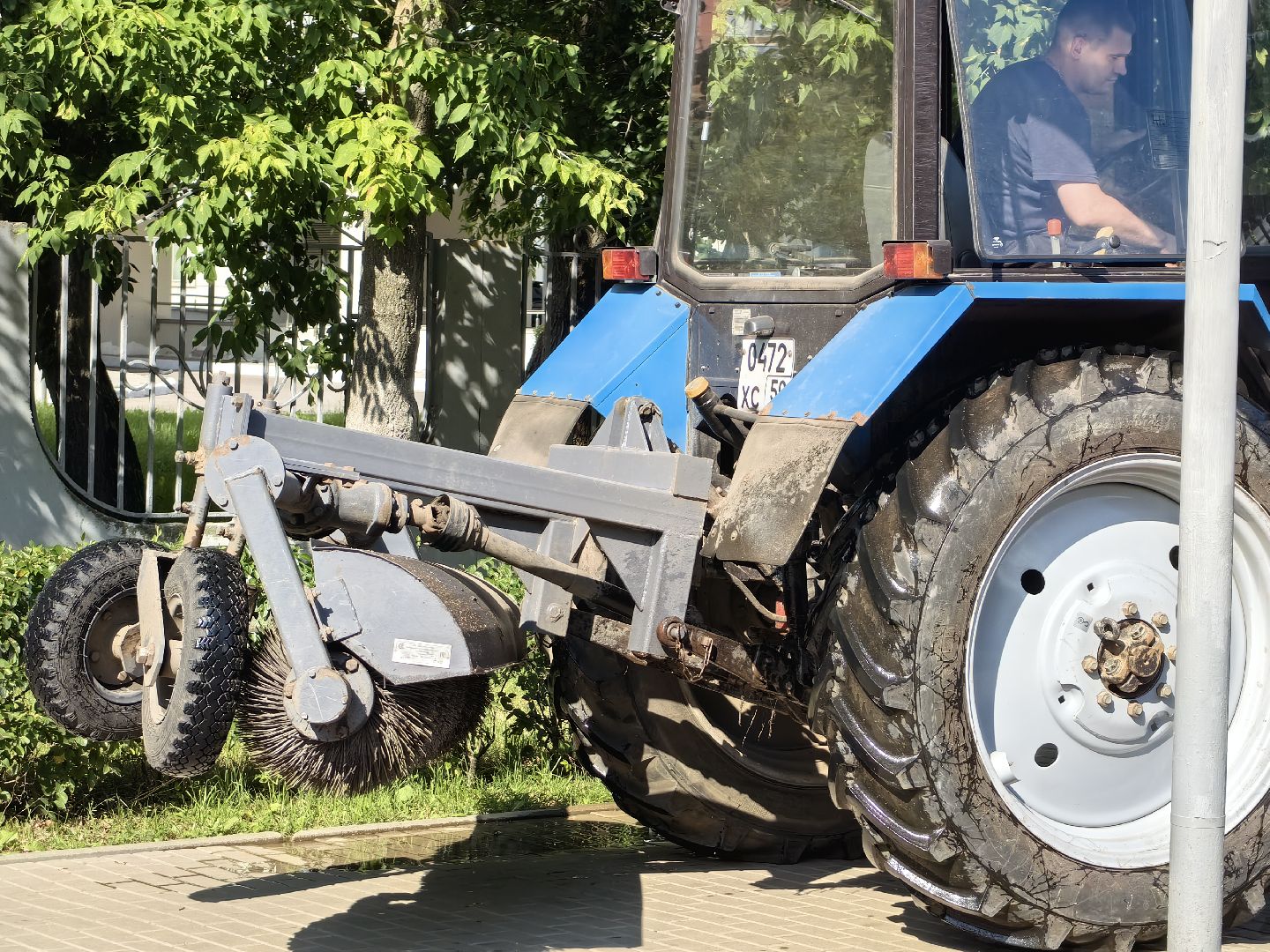 Дорога, пешеходная зона, асфальт, трактор, уборка