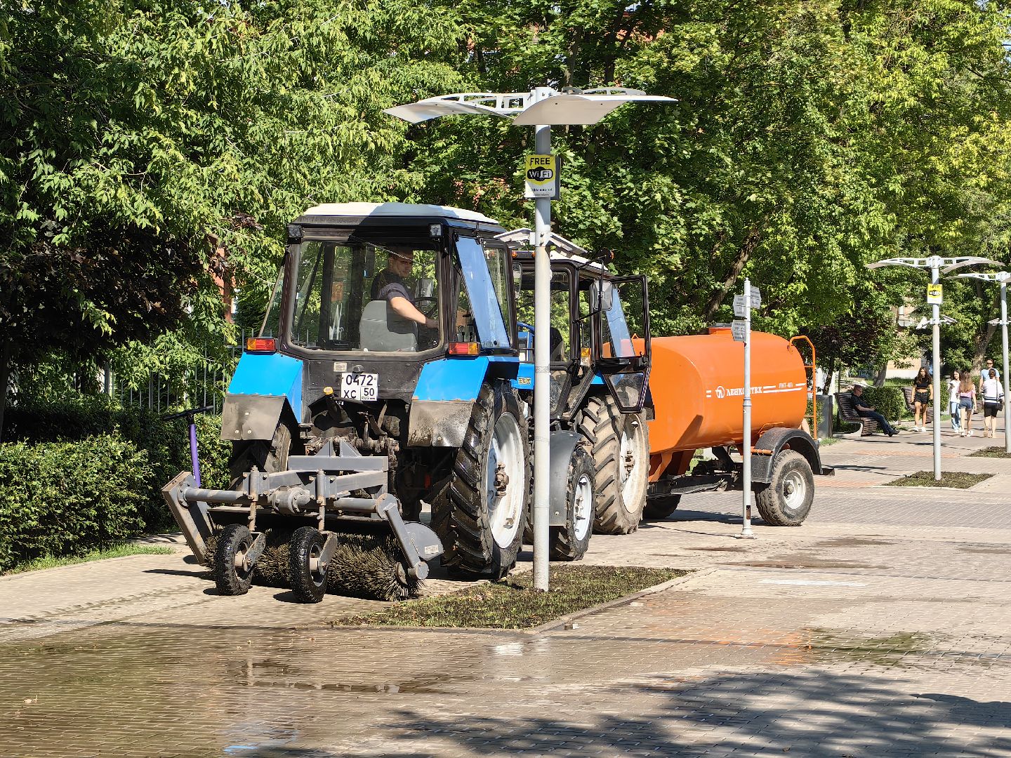 Дорога, пешеходная зона, асфальт, трактор, уборка