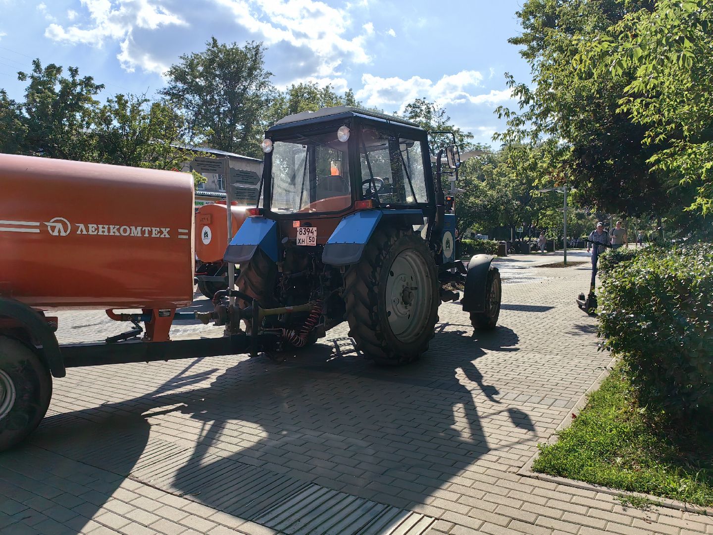 Дорога, пешеходная зона, асфальт, трактор, уборка