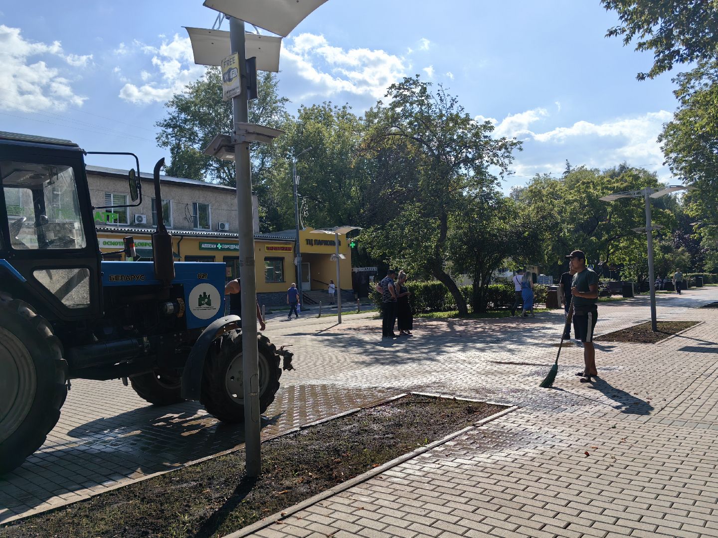 Дорога, пешеходная зона, асфальт, трактор, уборка