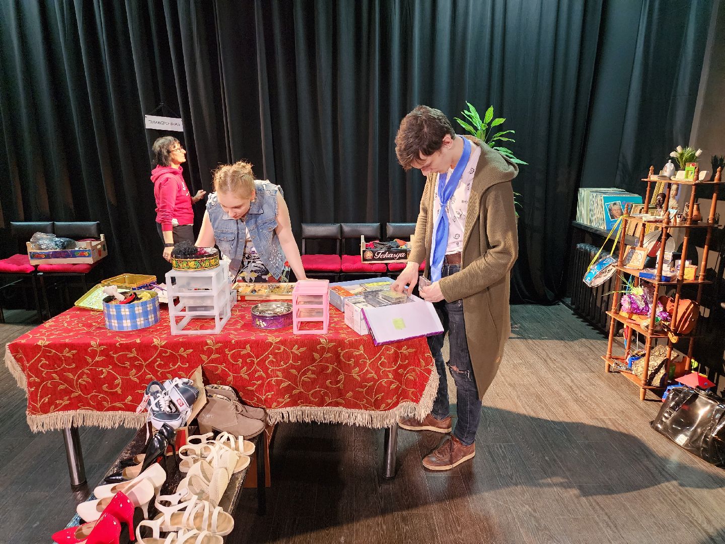 Долгопрудный, театр, распродажа, барахолка, благотворительность, реквизит