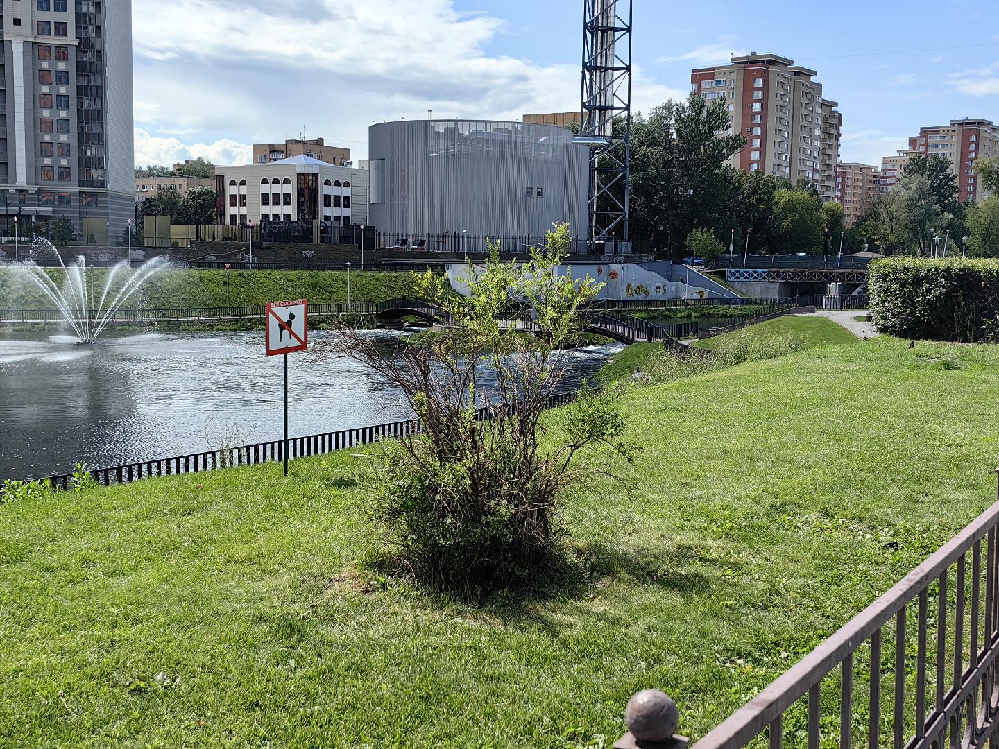 Собака, выгул, табличка, набережная, намордник