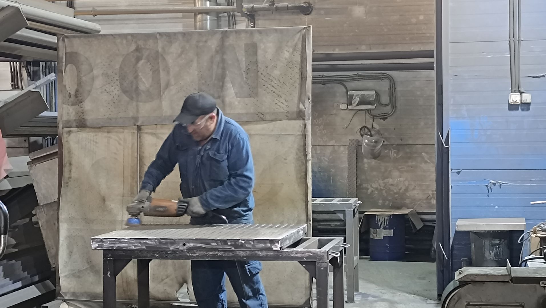 Лобня, весы, экономика