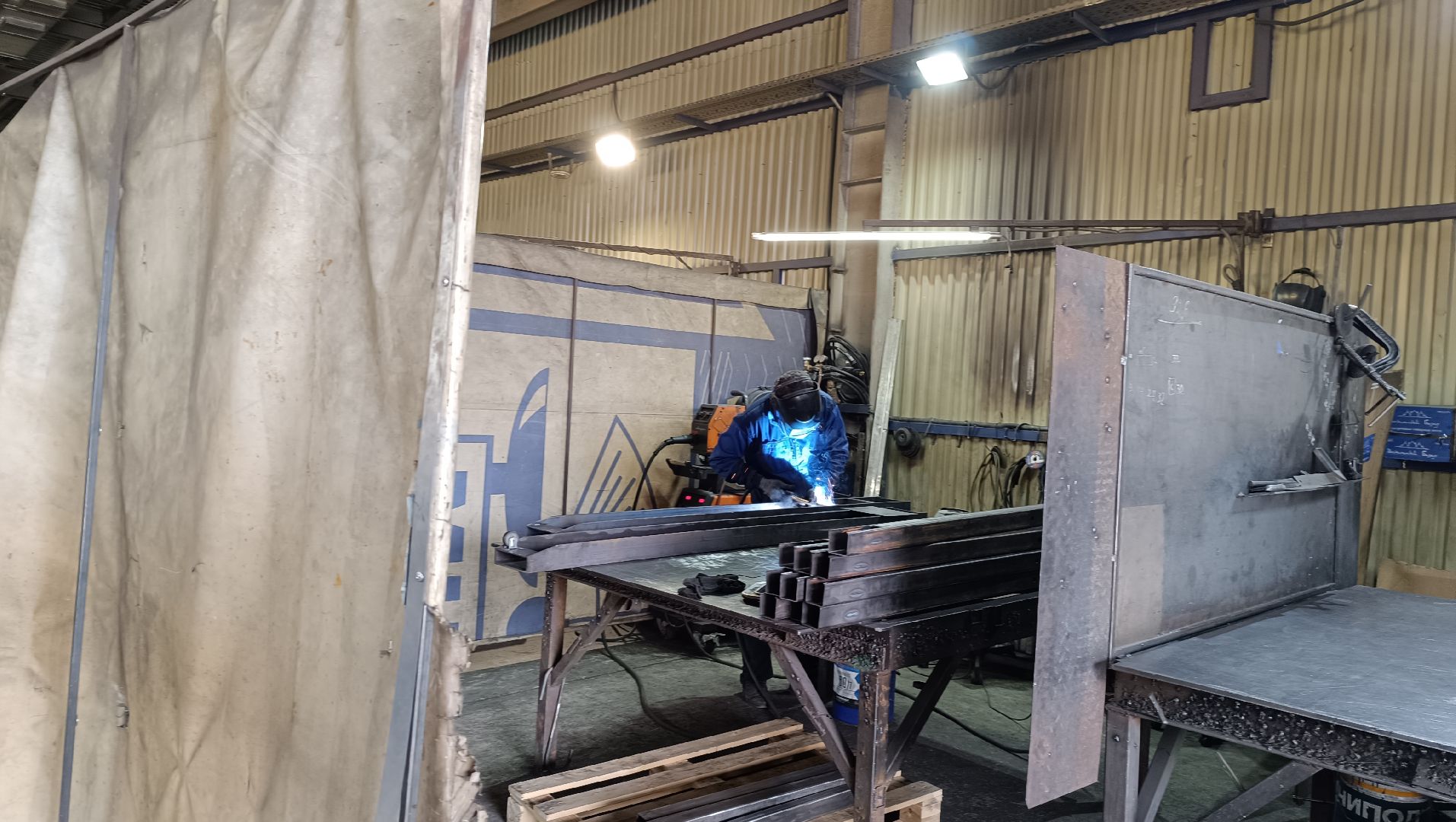 Лобня, весы, экономика