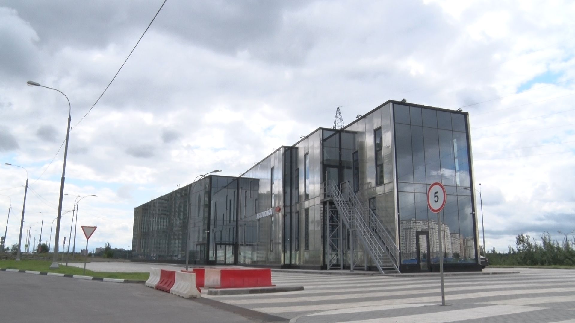 мкр. Южный, стеклянное здание, Домодедово