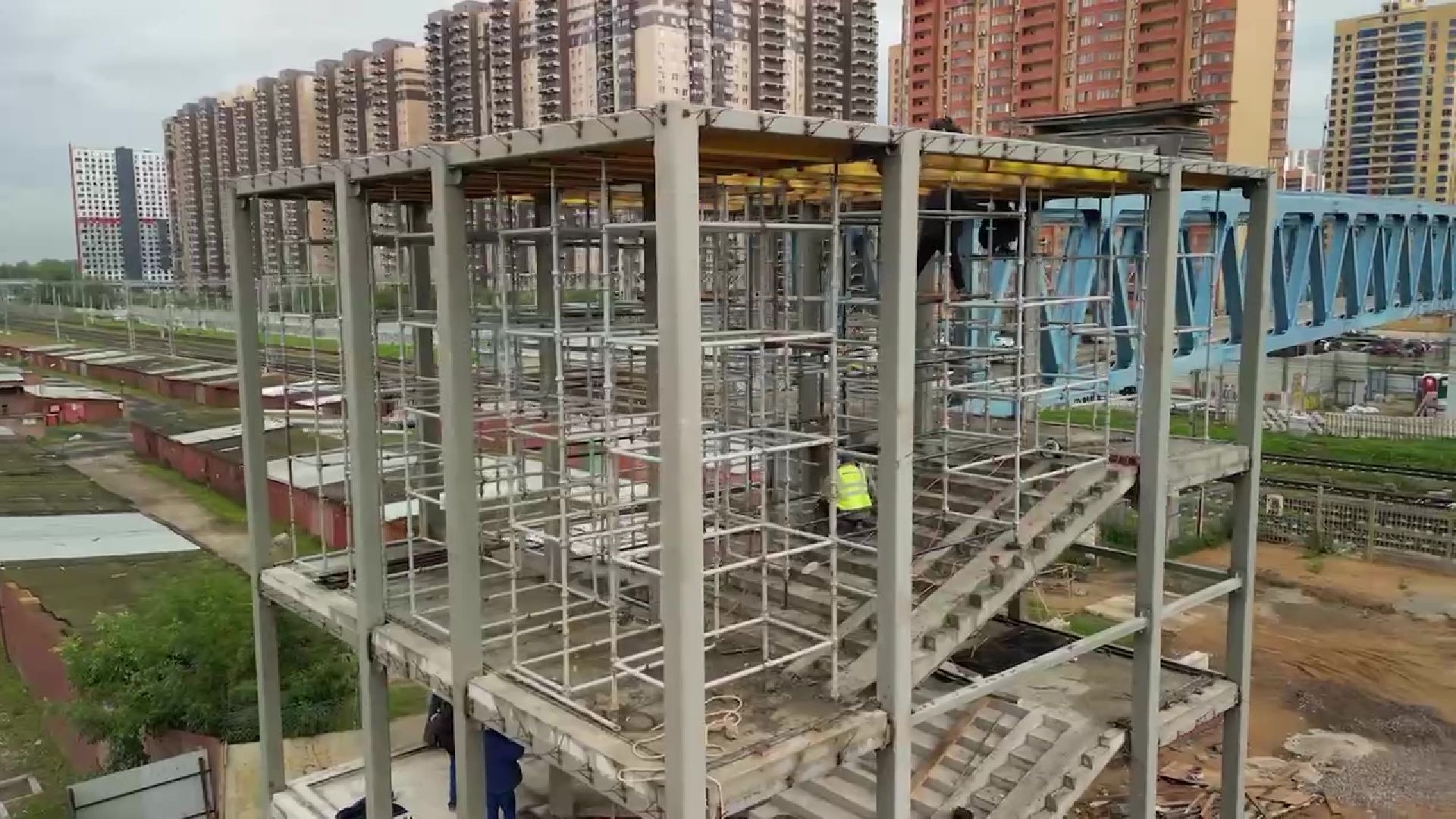 Реутов, строительство, переход, над землёй