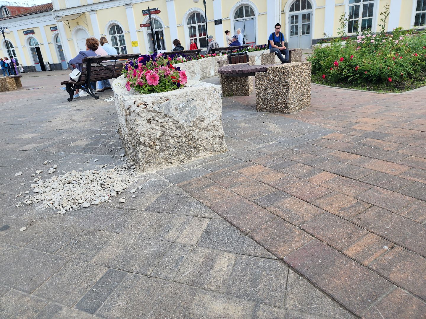 Павловский Посад, городской округ Павловский Посад, вокзал, люди, клумбы, ремонт, строительство, цветы, благоустройство