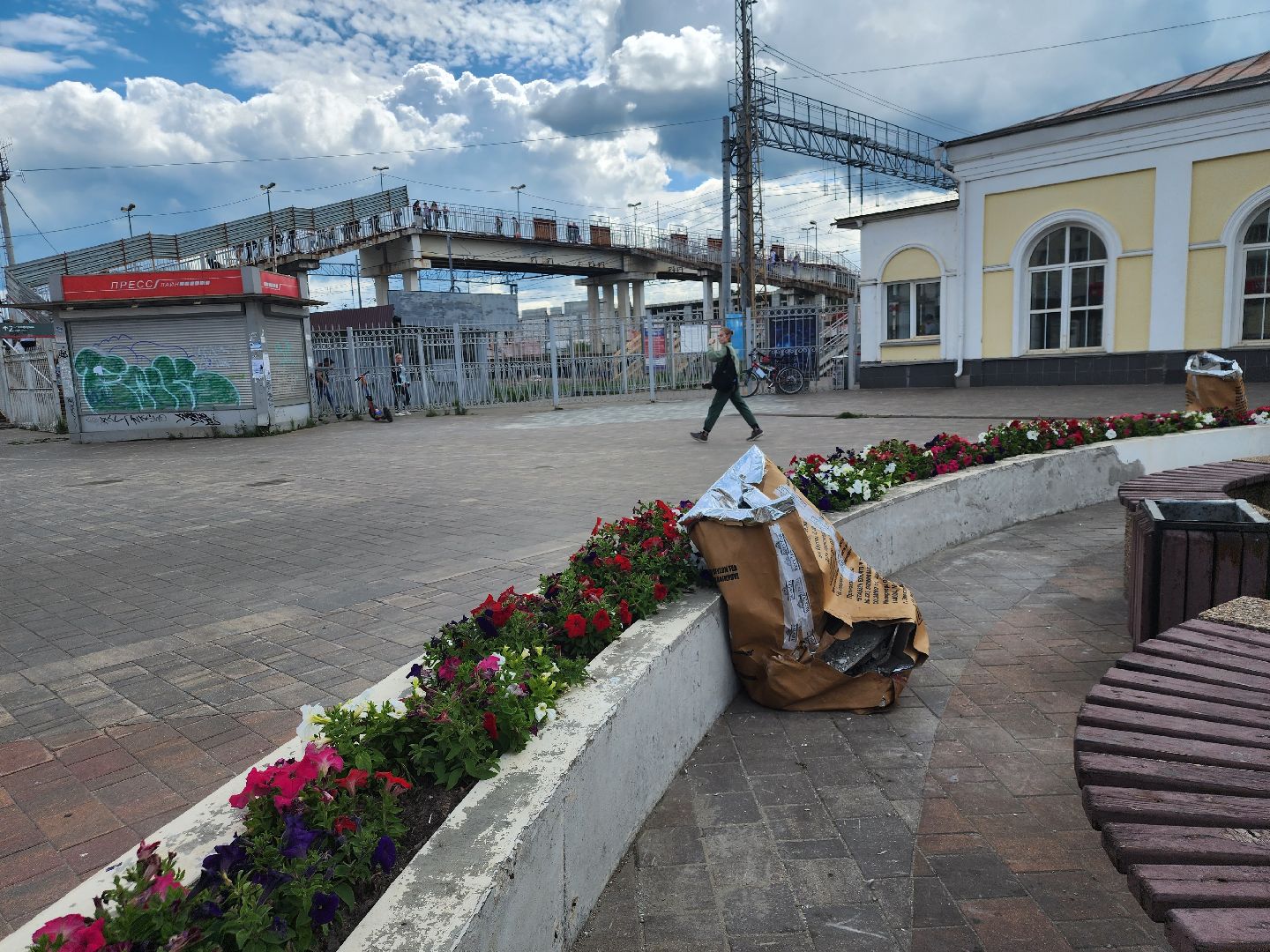 Павловский Посад, городской округ Павловский Посад, вокзал, люди, клумбы, ремонт, строительство, цветы, благоустройство