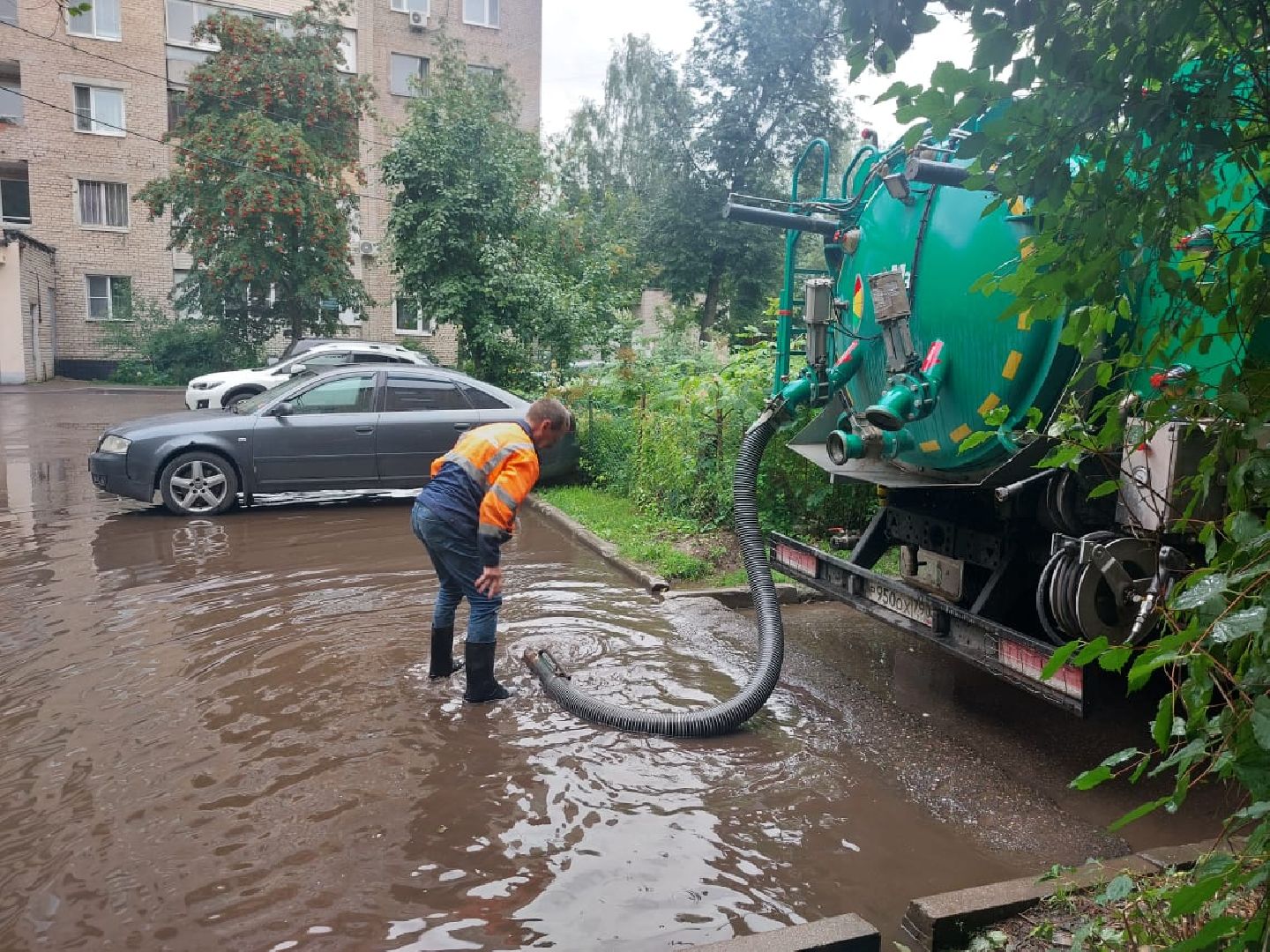 двор, дождь, ветер, доброе дело