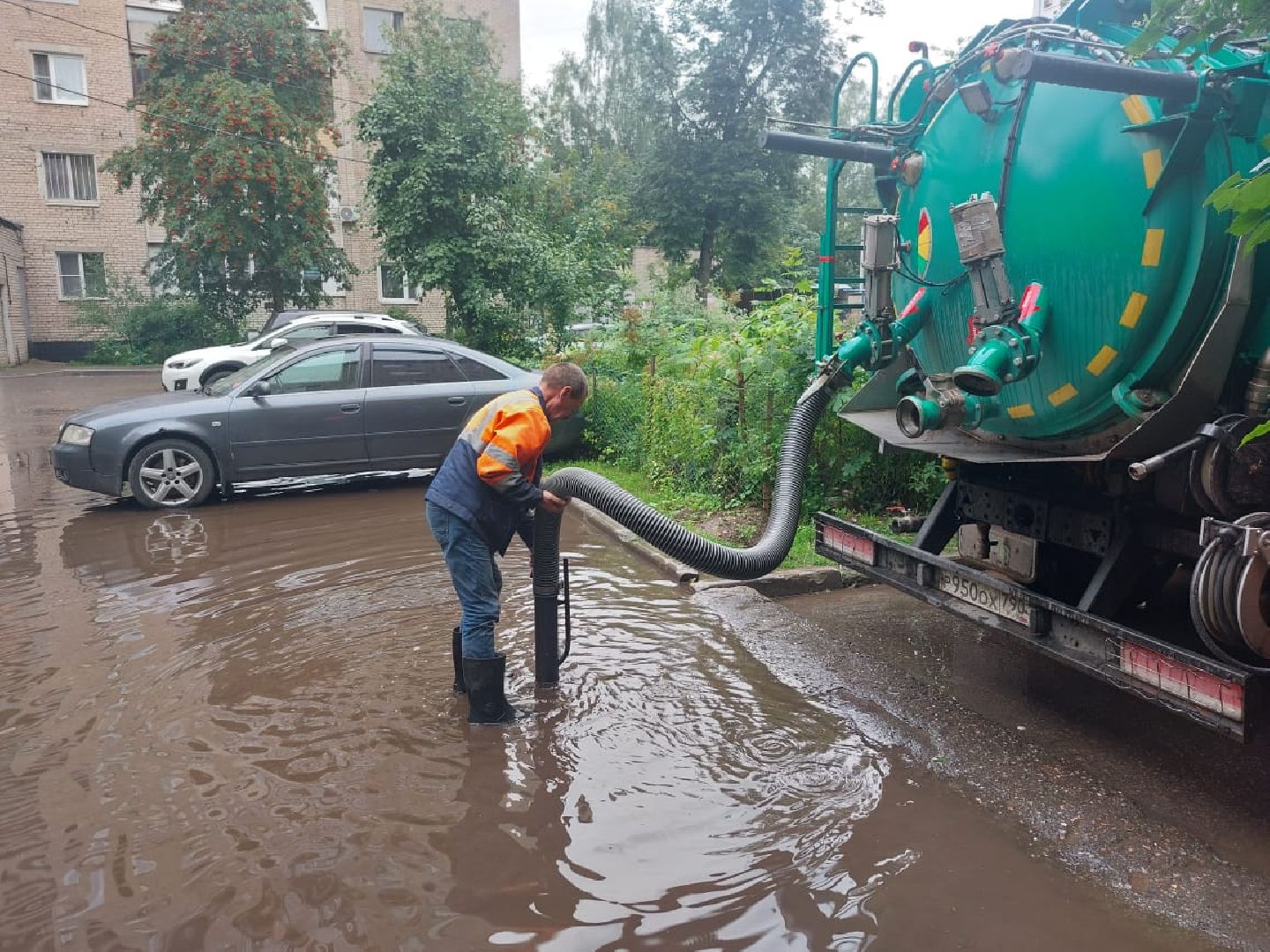 двор, дождь, ветер, доброе дело