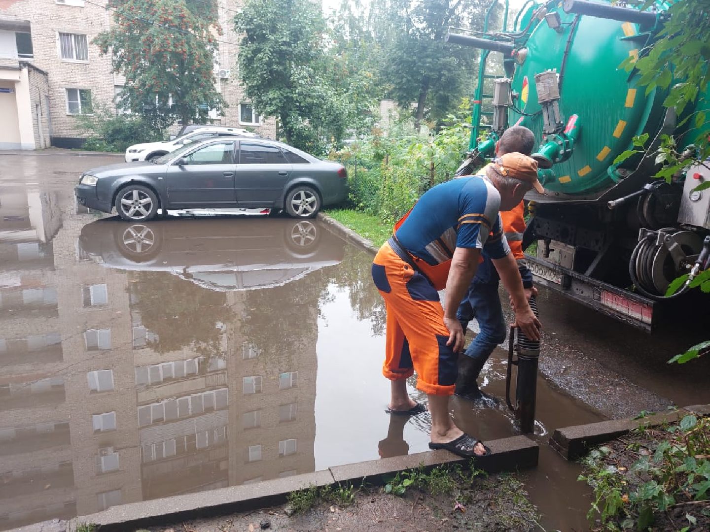 двор, дождь, ветер, доброе дело