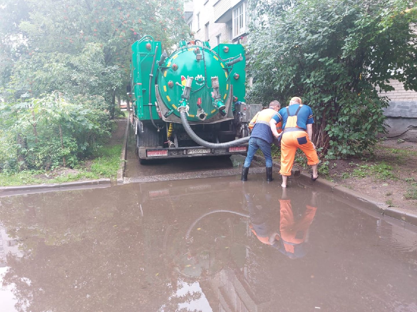 двор, дождь, ветер, доброе дело