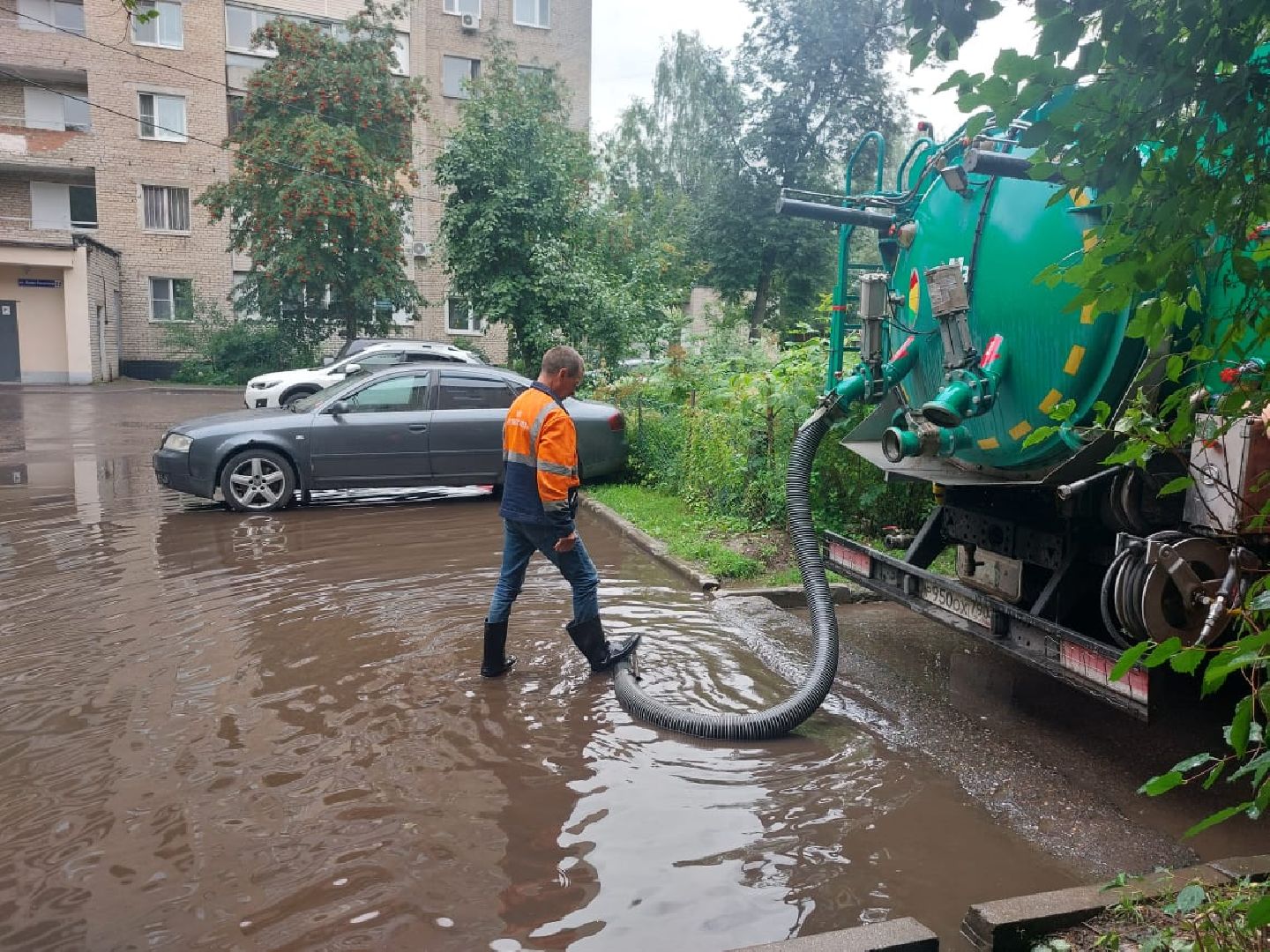 двор, дождь, ветер, доброе дело