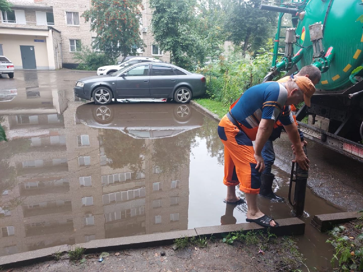 двор, дождь, ветер, доброе дело