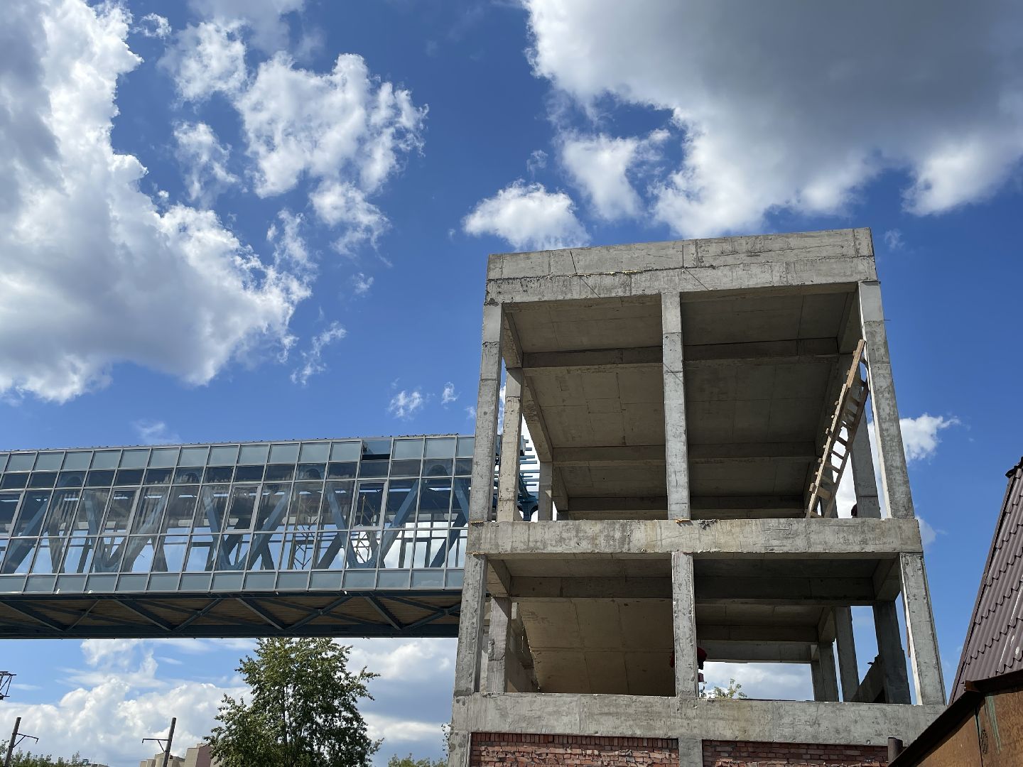 Строительство, мост, пешеходы, железная дорога