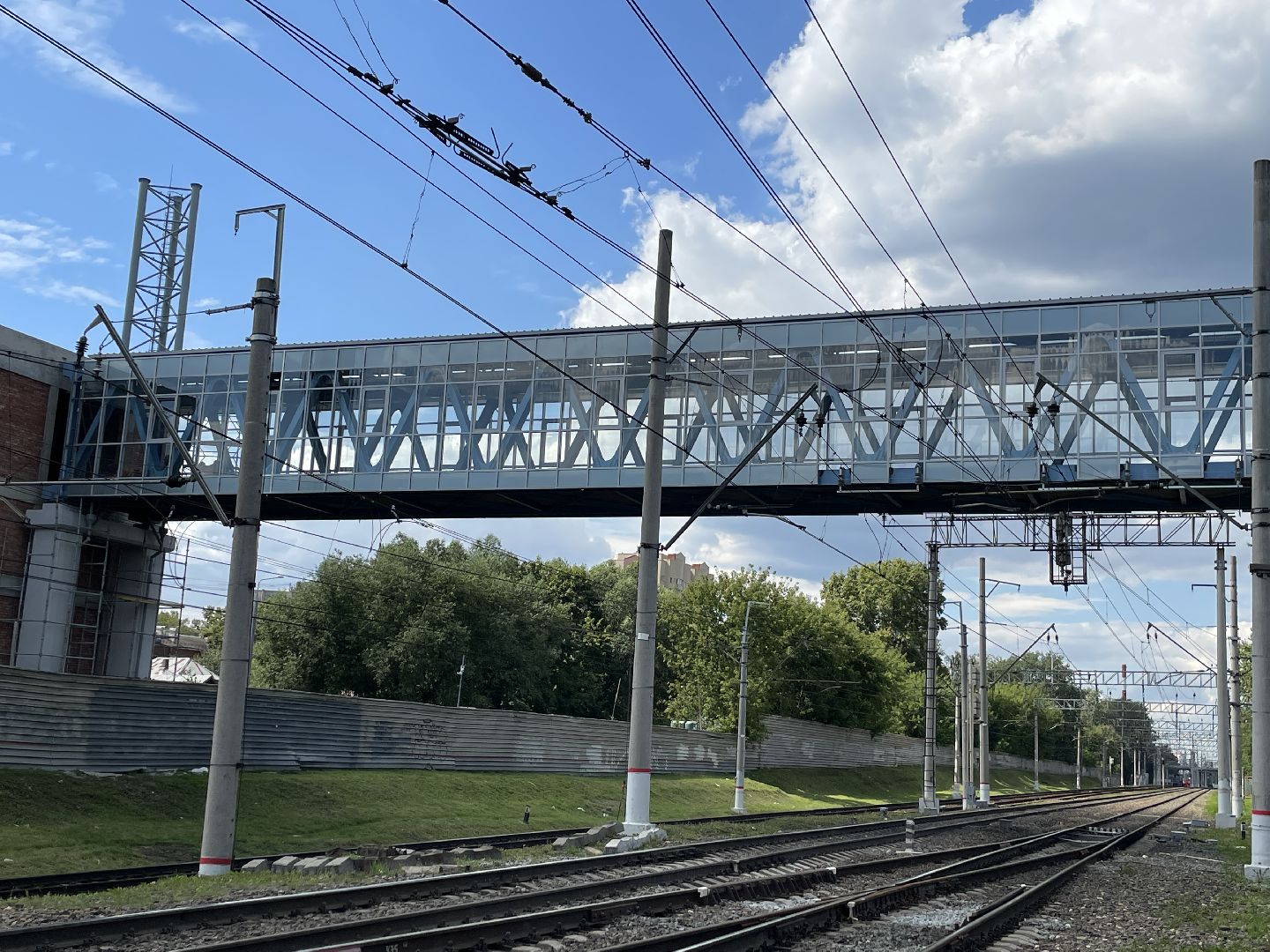 Строительство, мост, пешеходы, железная дорога