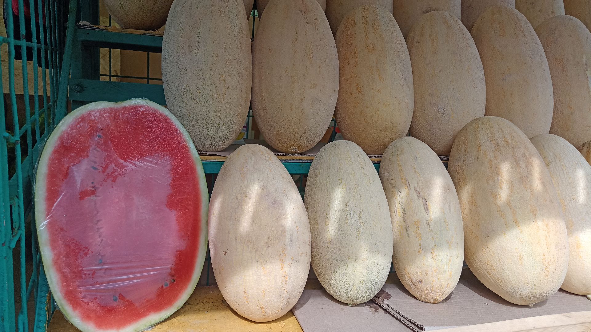 Реутов, бахчевые развалы, арбузы, дыни, сезон ягод, лето