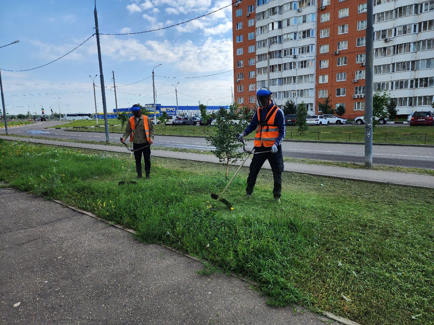 серпухов, благоустройство, покос травы, двор, наведение порядка, ивановские дворики, бульвар 65 дет победы,