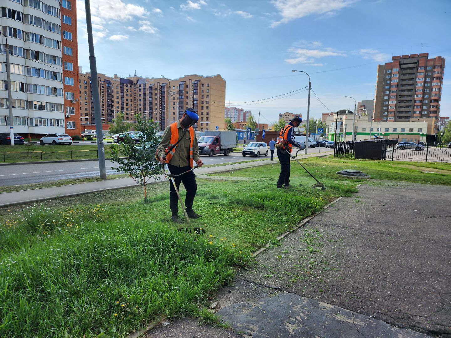 серпухов, благоустройство, покос травы, двор, наведение порядка, ивановские дворики, бульвар 65 дет победы,