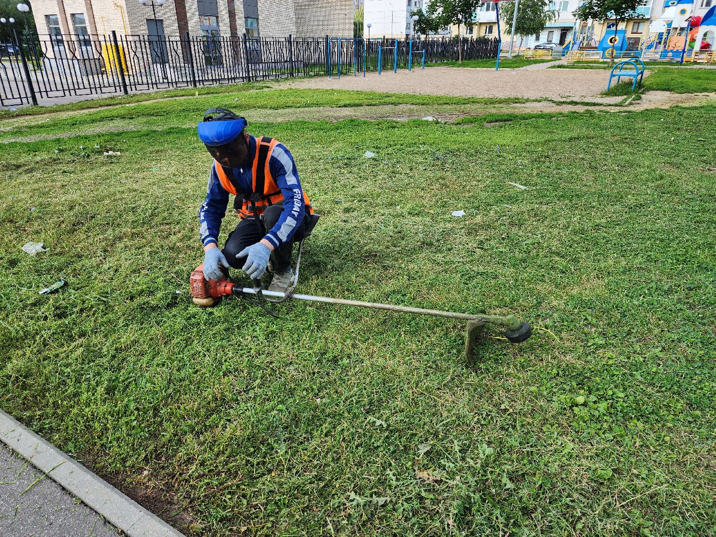 серпухов, благоустройство, покос травы, двор, наведение порядка, ивановские дворики, бульвар 65 дет победы,