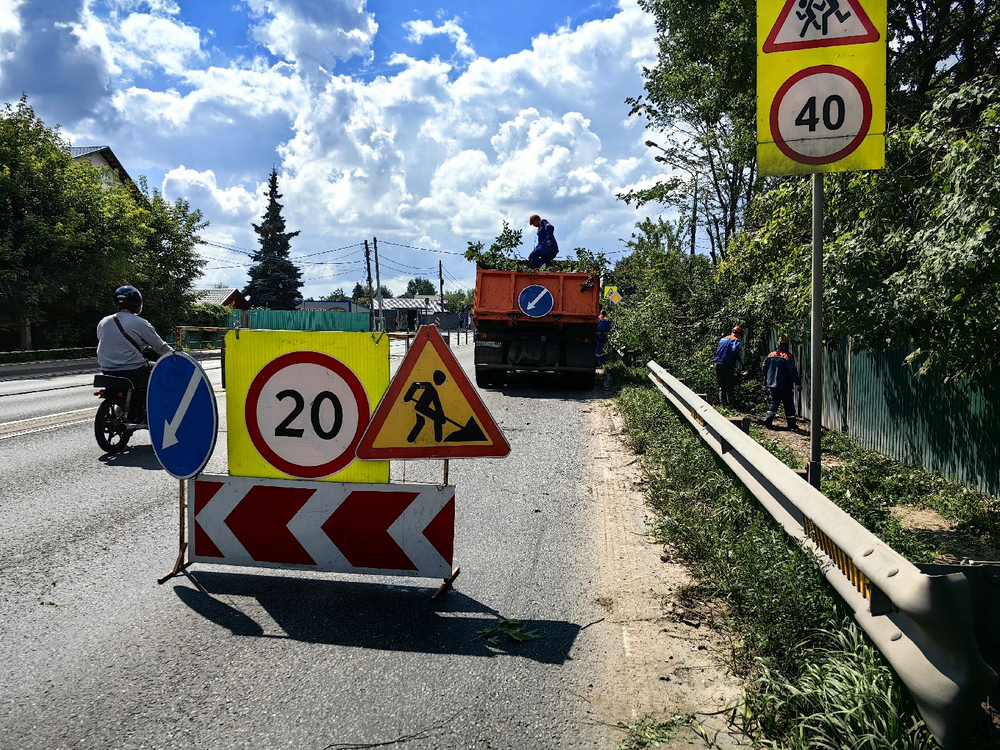 Автовышка, арборист, деревья, спил, дорога