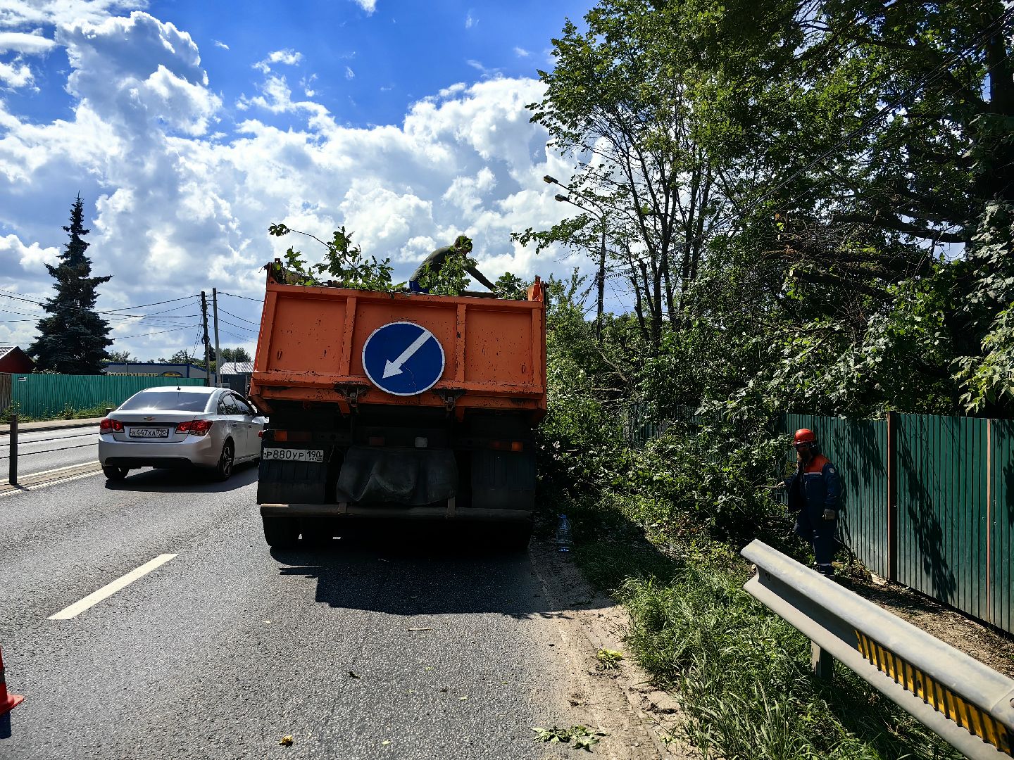 Автовышка, арборист, деревья, спил, дорога