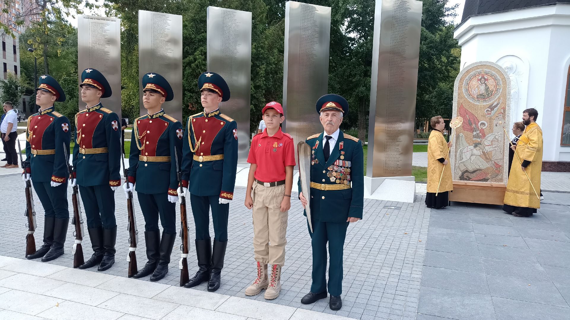 Реутов, Мемориал, Аллея славы, реконструкция, обновление, БТР, постамент, Герои