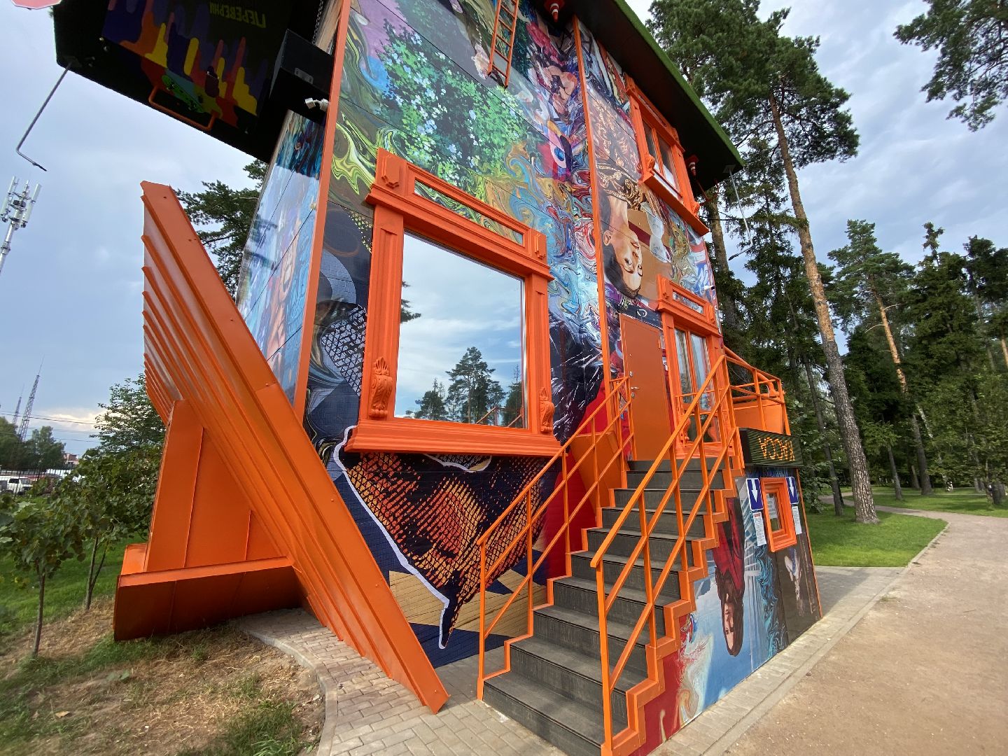 «Дом вверх дном», арт-объект, мурал, нейросеть, Балашиха, фестиваль уличного искусства «Культурный код»